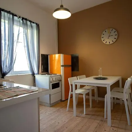 2bdr Flat In Centre Apartment *