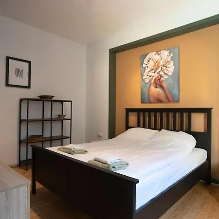 2bdr Flat In Centre *