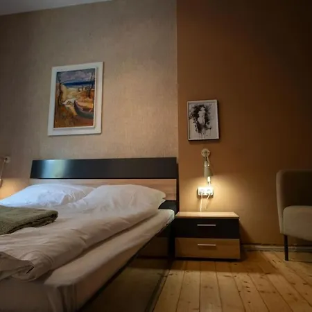 2bdr Flat In Centre *